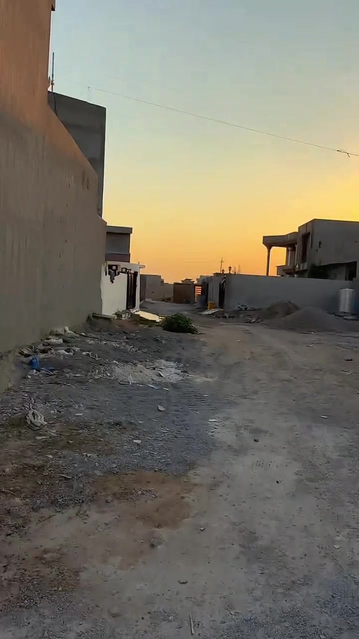 السلام عليكم 

بيت للبيع طابقين في الخلف الخضر  صاير على
ثلاث شوارع خلف الجامع مباشراً 
بيت جديد فول سيراميك وسقف ثانوي 
المساحة الكلية 600متر وبي فضلة50متر
عندك حوش مرتب وحديقة مرتبه 

الطابق الاول يتكون 
من ربعة 8×4
واستقبال 
ومطبخ 
وهول مجمع 
وغرفتين 
أما الطابق الثاني يتكون من 
المخزن وغرفه صاله كبيرة 
والبيتونه 

السعر 85مليون 
وبي مجال قليل 
للاستفسار الاتصال على الرقم التالي 

‏‪***********‬‏
