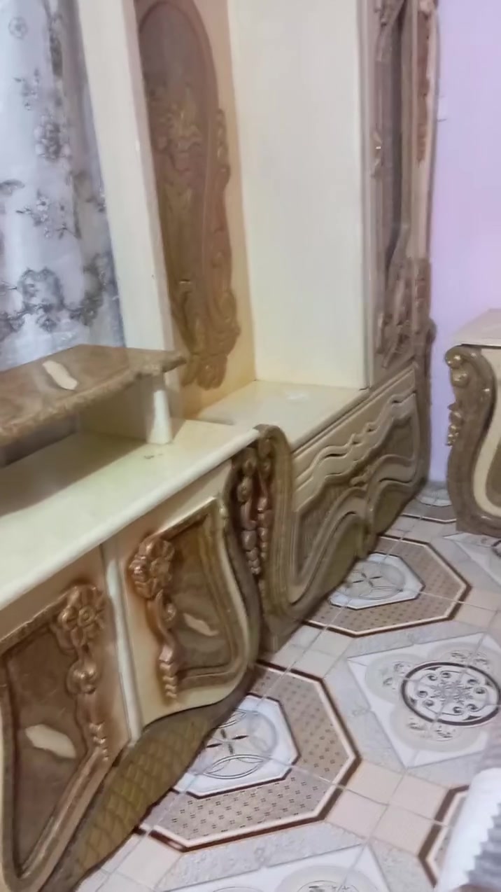 غرفه نوم للبيع خشب عراقي أصلي 
سعر ٧٥٠ وبيها مجال 
رقم ***********
