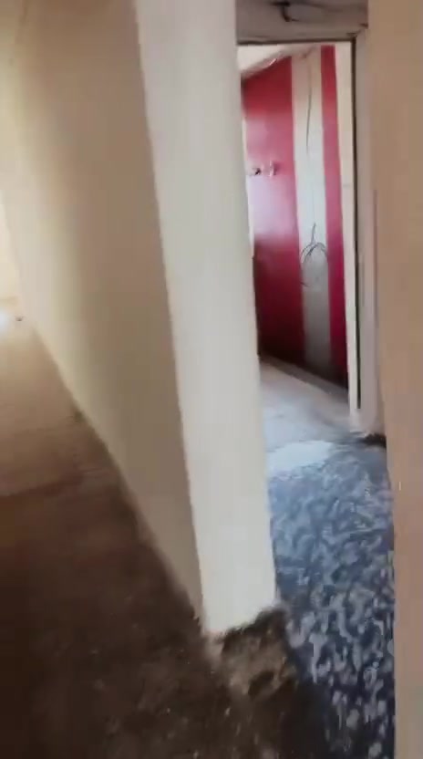 يتوفر بيت ايجار مساحه 150متر زيونه 710طابق أول درج على شكل شقه 2غرف نوم مطبخ معزول مدخلين صاله خدمات عوائل السعر 750الف بيها مجال تصوير كامل 
واتساب:***********

