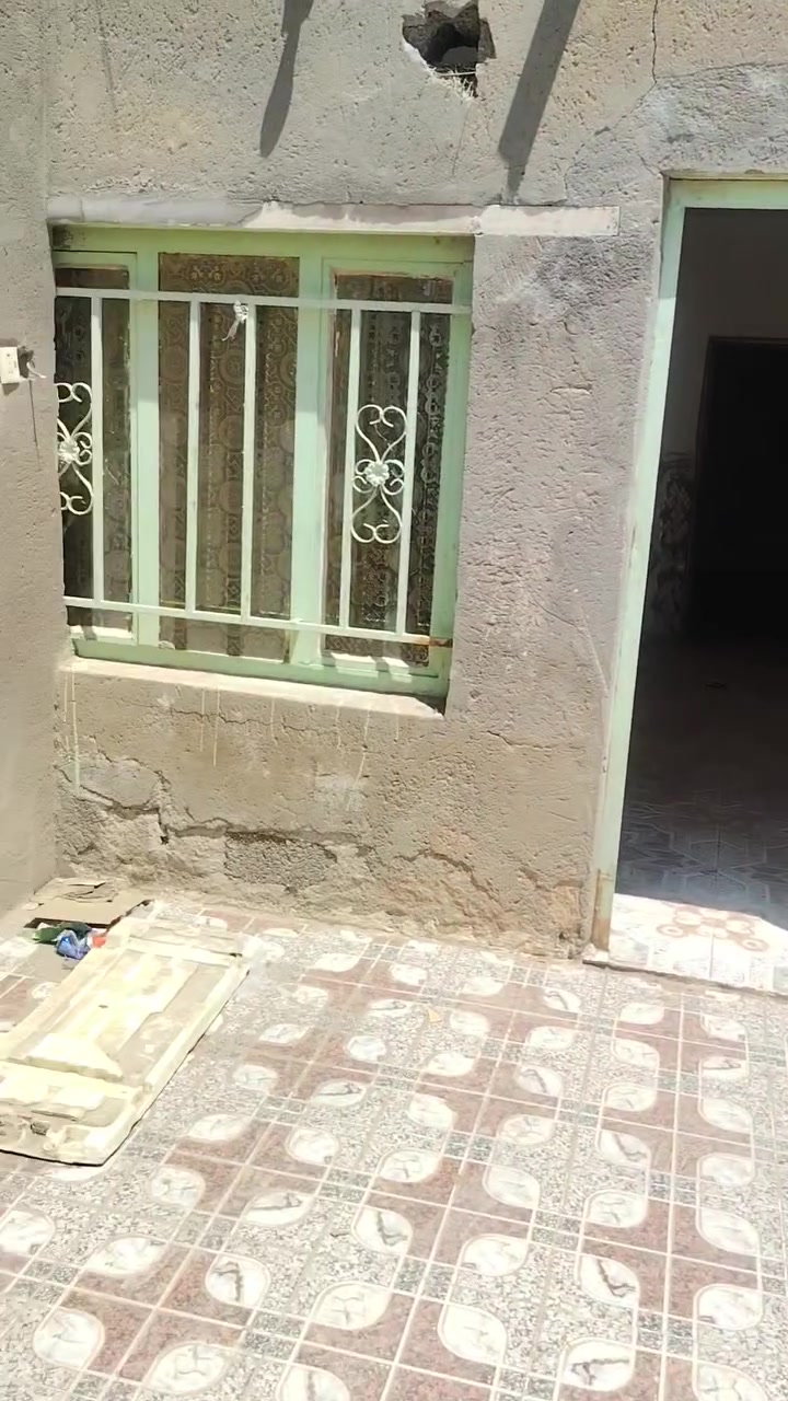 مشتمل للبيع مساحه ١٢٥ حي الجوادين شارع النفط بتلو جاهز اعكاده  سيراميك   أبياض كهرباء مجاري شارع رئيسي  شارع جاسم البدري المشتمل جاهز  ***********  يبعد عن الشارع الرئيسي ١٥٠  او ٢٠٠ م
