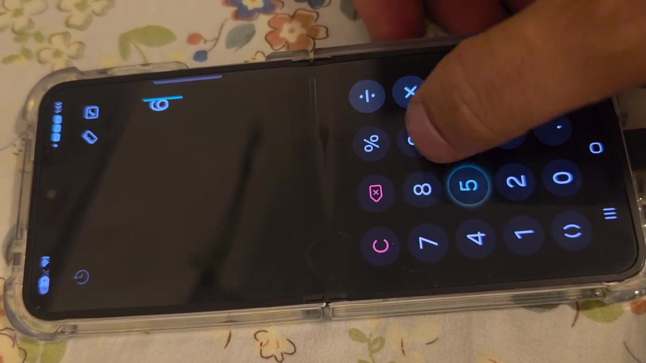 Samsung Flip 6 512GB
سامسونك فلب ٦ ذاكره 512 GB نظافة الجهاز ١٠٠% بي نقطه وخط خفيف بالشاشه الداخليه بالصفحه بالنص موضحات بالصور والفديو ممأثره على كلشي شغال كله ١٠٠% تسوي دارك مود بعد متبين الجهاز عربي كامل سيم كارت شغال فيس ايدي وبصمه هم شغالات الجهاز بدون مشاكل ويا كفر شفاف 
الذاكره نص تيرا 

السعر ٣٥٠ الف 
مكاني بغداد الاعظميه 
***********
***********
