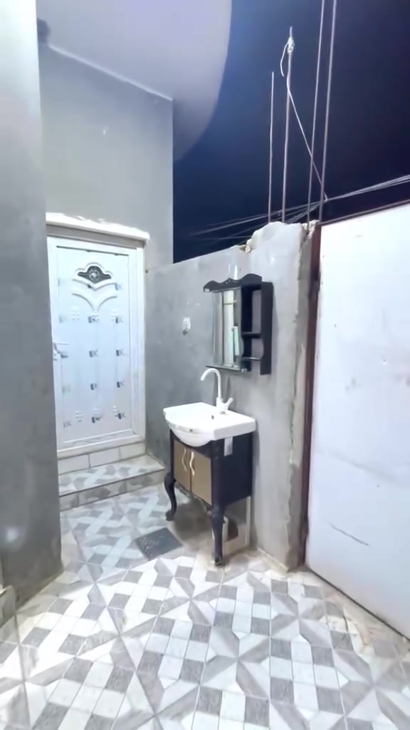 دار سكن للبيع
الموقع : حامي شمال/حي الضباط/قريب من شارع السايدين 

المساحه : 120 م²

البناء : حديث كونكريت يتكون من ..

طارمه استقبال صاله غرفة نوم مطبخ حمام خارجي وداخلي صاله بالطابق الأعلى. سطحين سطح خلفي يصلح بناء طابق ثاني وسطح امامي
السعر : 65 

***********
