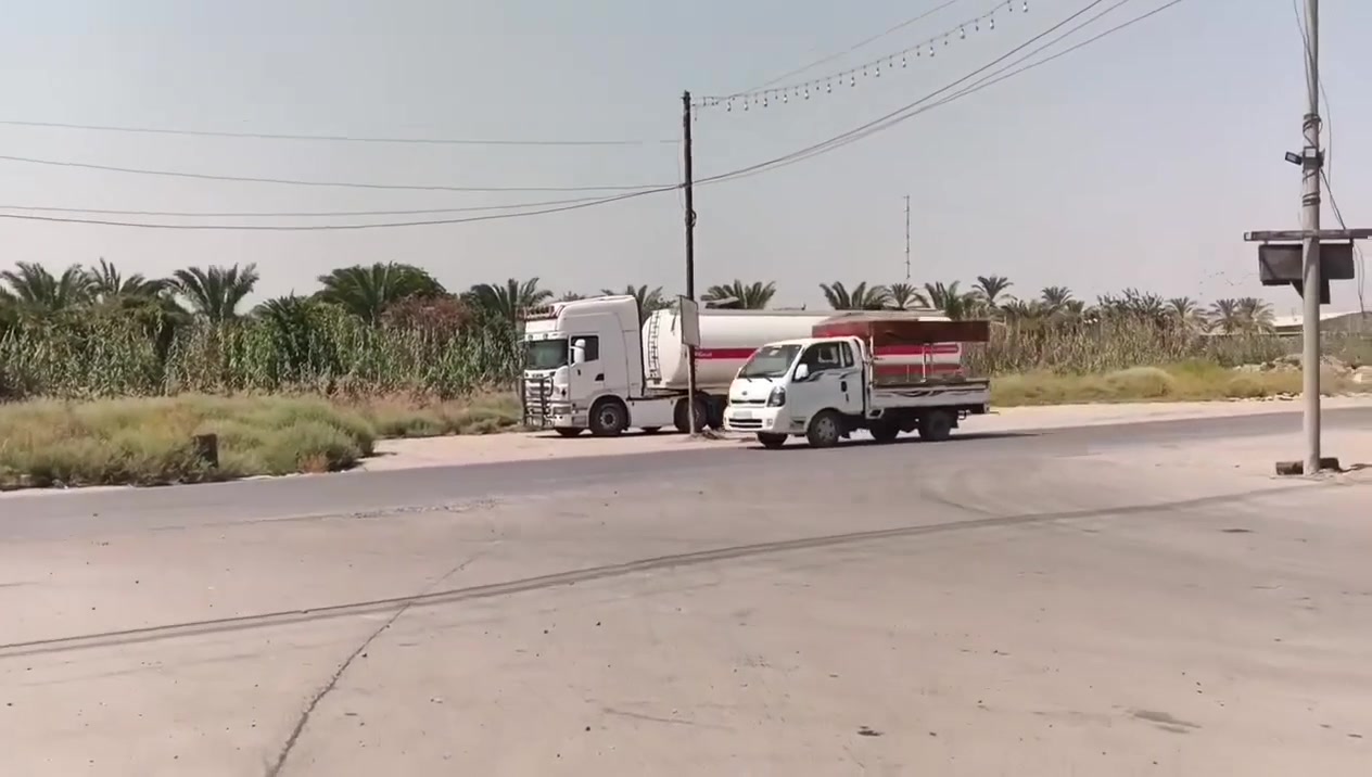 السلام عليكم ورحمة الله وبركاته بيت للبيع في هور رجب بصف محطة اضواء بغداد مساحه 150متر واجهه 10متر نزال 15 يبعد عن الشارع هور رجب 50 متر بدون بيتونه بيتونه جينكو صاعده سافين الرقم *********** رصيد وواتساب السعر 75مليون وبي مجال