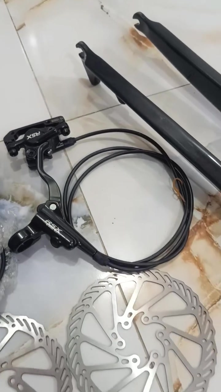 السلام عليكم ماشه ماركتDodici نضيفه كلش سعرها 60 الف وبيها مجال وبريكات امامي وخلفي من ماركت RSX جديده مامستعمله سعرها 50 الف وبيها مجال مكان كربلاء  للستفسار *********** بي واتساب
