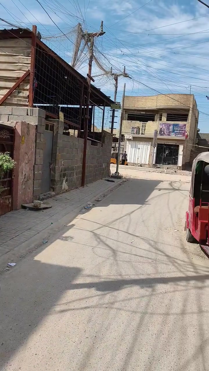 السلام عليكم الدار البيع المساحة 100متر شارع الشيشان قرب افران الزهراء ثالث بيت عن شارع العام يحتوي على 3غرف وصالة ومطبخ واستقبال الاستفسار ***********
