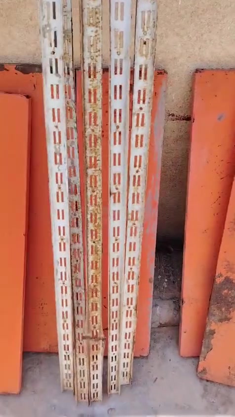 سلام عليكم متوفر رفوف مستعمله للبيع عددهن 24 رف هنه وعواميدهن نقص بس الحملات سعرهن 125 وبيهن مجال قليل مكاني كربلاء حي الامام علي مقابيل اسواق برتقاله رقم الهاتف ***********

