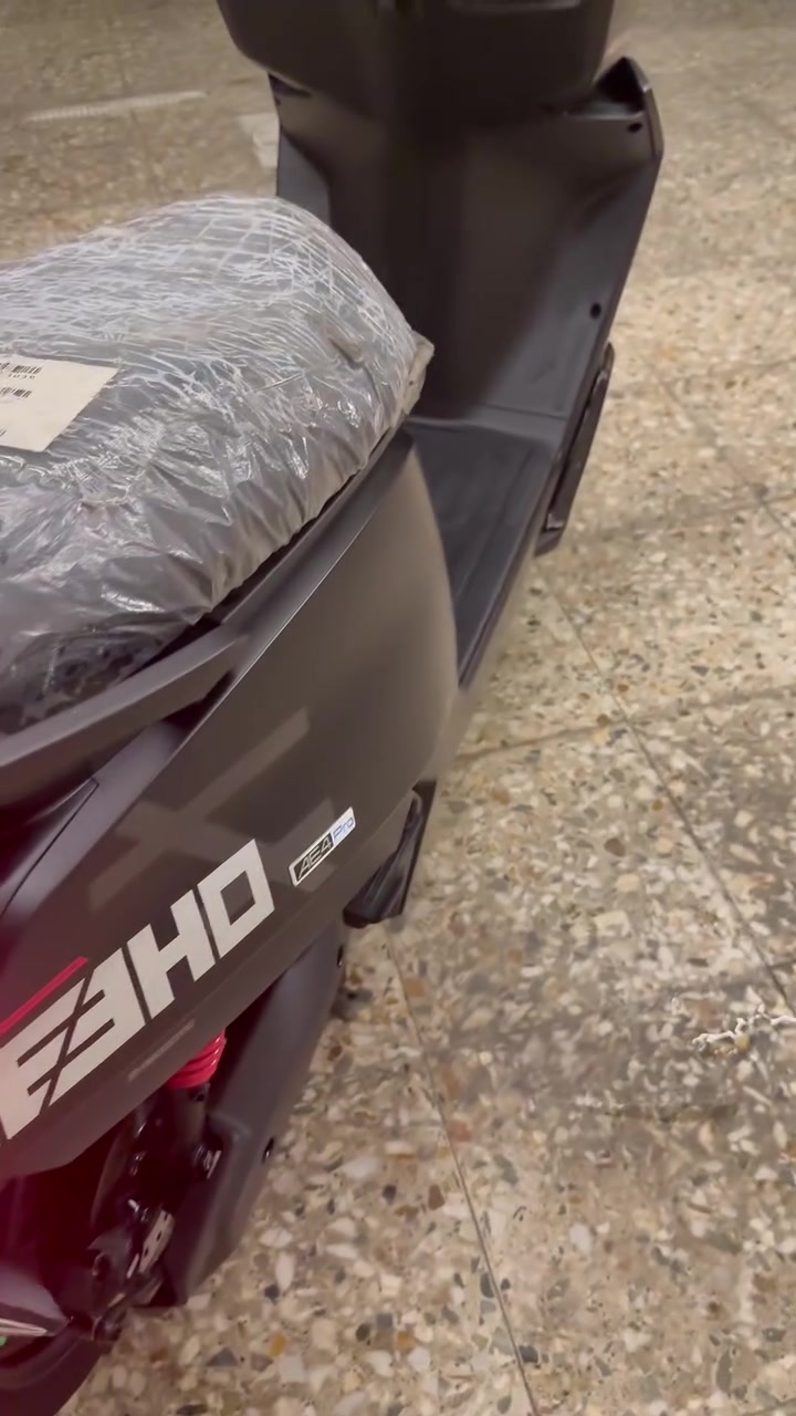 سلام عليكم دراجه زيهو AE4pro للبيع
دراجه جديده ماشيه 1000km ماخذها على ايدي بعدها بالضمان من الشركه بيها ملاحضات 3شخوط فقط 
بطاريه ليثيوم واني ضايفلها بعض الاضافات مثل درع شاشه تجوه خلفيه ويدات بريك رياضي اصلي مال الدراجه الدراجه مكانها بغداد سعرها مليون و800وبيها مجال للطيبين وتكدر تتاكد من سعرها من الشركه مالتها ولا تكسرون بالسعر تاكد من سعرها وتعال رقم تلفون ***********الرقم 
السعر مليون و800الف 
الدراجه بعدها بالضمان وكامل ملحقات الدراجه موجوده 
المواصفات :-
الفرامل
Disc Brake
نظام Hydraulic عالي الكفاءة
الاتصال والترفيه
سماعات مدمجة
Bluetooth نظام
• الاتصال، الرد، الرفض، وتجانب المكالمات
← من خلال الشاشة أو التحكمات
ا نظام NFC الذكي
READY
فتح وتشغيل الدراجة بواسطة مفتاح NFC
أمان عالي وسهولة استخدام
ميزات ذكية إضافية
km/H
مراقبة أسلوب القيادة إذا عطيتها لشخص ثاني
• معرفة إذا المشي سريع أو هادئ :-

السرعة القصوى 70 كم/س
تمشيك لحد 70 كم (حسب الاستخدام)
البطارية وخياراتها
ملف 3000واط
بطارية ليثيوم
• نظام حماية ذكي للملف والبطارية عبر تنظيم التيار
أثناء الشحن
• دعم خاصية الحفاظ على الشحن وإدارة الطاقة ب الشاشة الذكية والتحكم
(iPad Style) شاشة ذكية جدا ومتطورة
شاشة كبيرة عالية الوضوح تعرض السرعة، الشحن

استاند ذكي:
تنزل الاستاند →- الدراجة تطفي
ترفعه →- تشتغل بعد الأمان
• الإضاءة ومقاومة المي
نظام إضاءة LED متطور حاصل على براءة اختراع
(LED Tech)
لايت زينون عالي وناصي قوي جداً
نظام إضاءة أوتو:
تدخل نفق → تشتغل إنارة الدراجة والدشبول تلقائياً إنارة الغمازات واضحة جدا
الدراجة بالكامل ضد المي
* ﻿﻿داخلة اختبارات جودة وتحمل
* ﻿﻿الأنظمة الكهربائية والإضاءة محميّة ومعزولة
® الرزانه والراحة
رزانه كلش عالية أثناء المشي
ثبات ممتاز بالطريق حتى على السرعات العالية نصبة مريحة للاستخدام اليومي
الفرامل
Disc Brake
نظام Hydraulic عالي الكفاءة
الاتصال والترفيه
سماعات مدمجة
Bluetooth نظام
• الاتصال، الرد، الرفض، وتجانب المكالمات
← من خلال الشاشة أو التحكمات
ا نظام NFC الذكي
READY
فتح وتشغيل الدراجة بواسطة مفتاح NFC
أمان عالي وسهولة استخدام
ميزات ذكية إضافية
km/H
مراقبة أسلوب القيادة إذا عطيتها لشخص ثاني
• معرفة إذا المشي سريع أو هادئ ... 4
