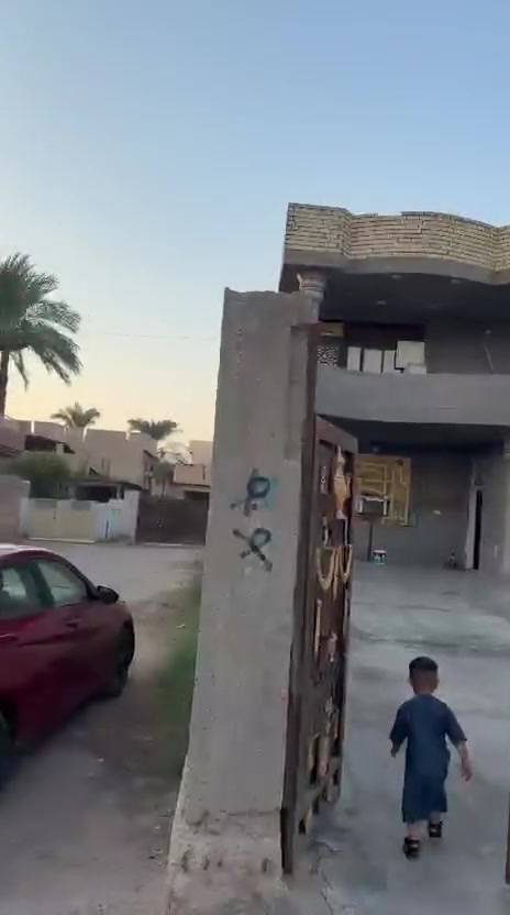 سلام عليكم دار للبيع مساحة 400 طابو سند 25 يبعد عن شارع رئيسي 150 متر يتكون من 4 غرف نوم العنوان المدائن الجعارة شارع عبود التركي تفاصيل اكثر واتساب او الاتصال على رقم ***********
