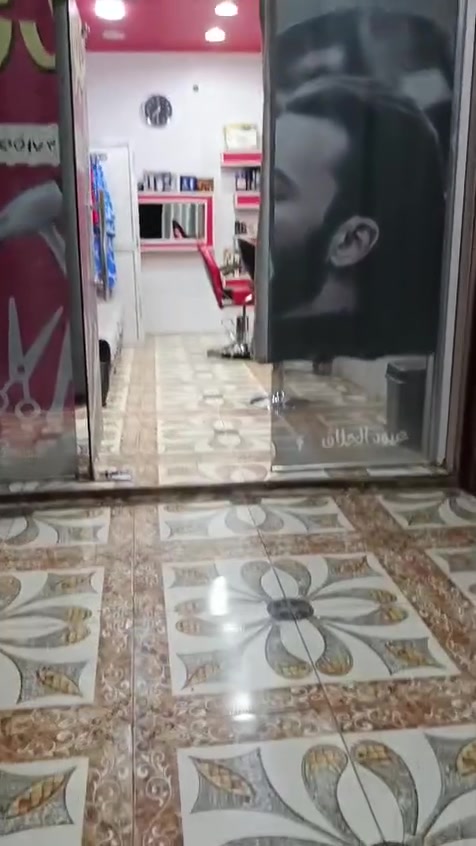 السلام عليكم محل حلاقه للبيع هو وغراضه او بدون غراض تفاصيل المحل داخل الفيديو ينباع هو وغراضه او بدون غراض سعره ٣ مليون وربع بدون غراض مليون وربع اياجر المحل ١٠٠ الف عنوان المحل حله مركز مقابيل جسر عشتار أي استفسار اتصل على الرقم ***********
