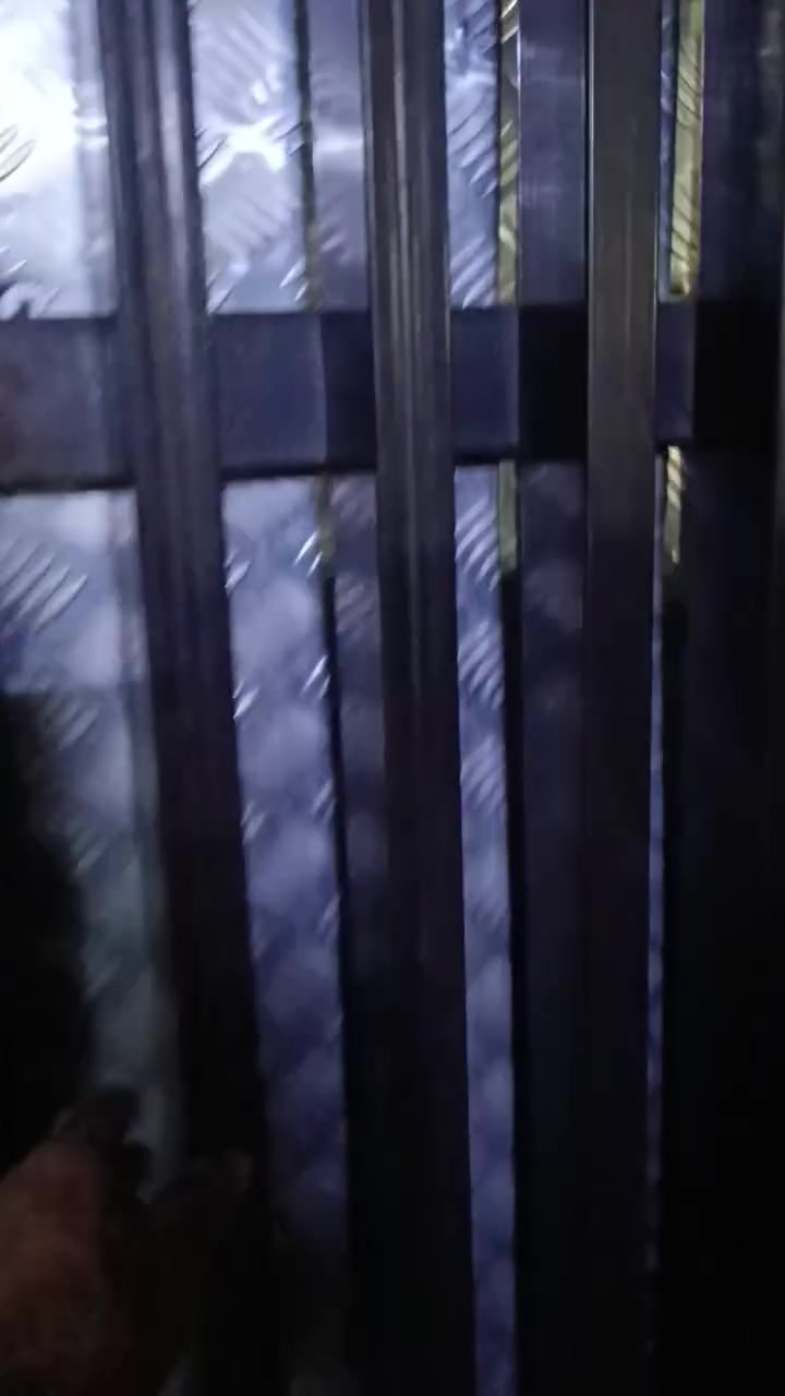 السلام عليكم عندنا بيت للبيع في قطاع 70 يحتوي على اربع غرف ونظام سويتات يحتوي على طابقين ونصف وغرفه وبيتونه تواصلوا على الرقم ***********
