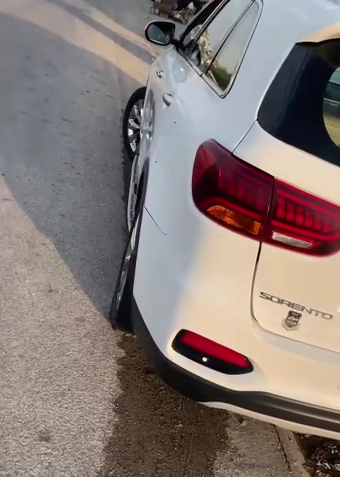 السلام علكيم  بسم الله 
كيا سورنتو خليجي 
رقم سليمانيه شرط التحويل 
موديل ٢٠١٨ شكل ال٢٠
لون ابيض 
 
٦ سلندر ٧ راكب 
فوووووول مواصفات عدا البنراما 
بردات خلفية اصلية 
الباب الخلفي كهرباء 
كامرة دوارة اصلية 
مري شفط مع القفل 
حساس امامي وخلفي 
شاشة كبيرة اندرويد 
نظام ايكو درايف 
كشنات جلد اصلي لونين 
كشنات ٢ كهرباء 
كامرة دوارة اصل 
تبريد ٣ قطع ثلج 
تحكم استيرن فول 
حاكية : ابلوتوث: اوكس  
يدات نيكل اصلي 
اشاير بلمري 
ويل اكروم ١٩
تخم تاير جديد
ماشية 123الف اصلي 
كير ومكينة وصدر وحدادية وتبريد خير من اللة
سياره مصبوووغه عاااام  

السعر  170$.  الشراي يتصل ***********

