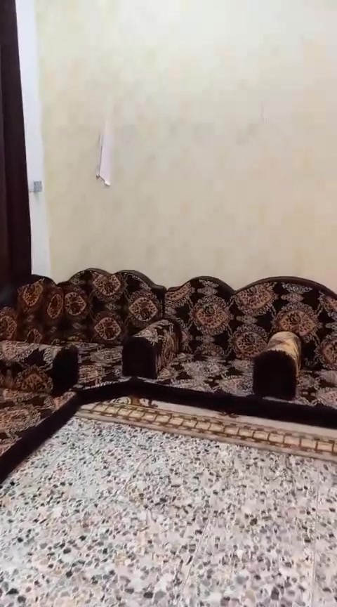 ديوان عربي مستخدم سنة يصير ع الوجهين 
17.5 متر مع 24 كوشه 
صار عليه ب مليون و400 
اريده بسعر مناسب  وبيه مجال للشراي 
للاتصال *********** 
مكان : الضلوعية
