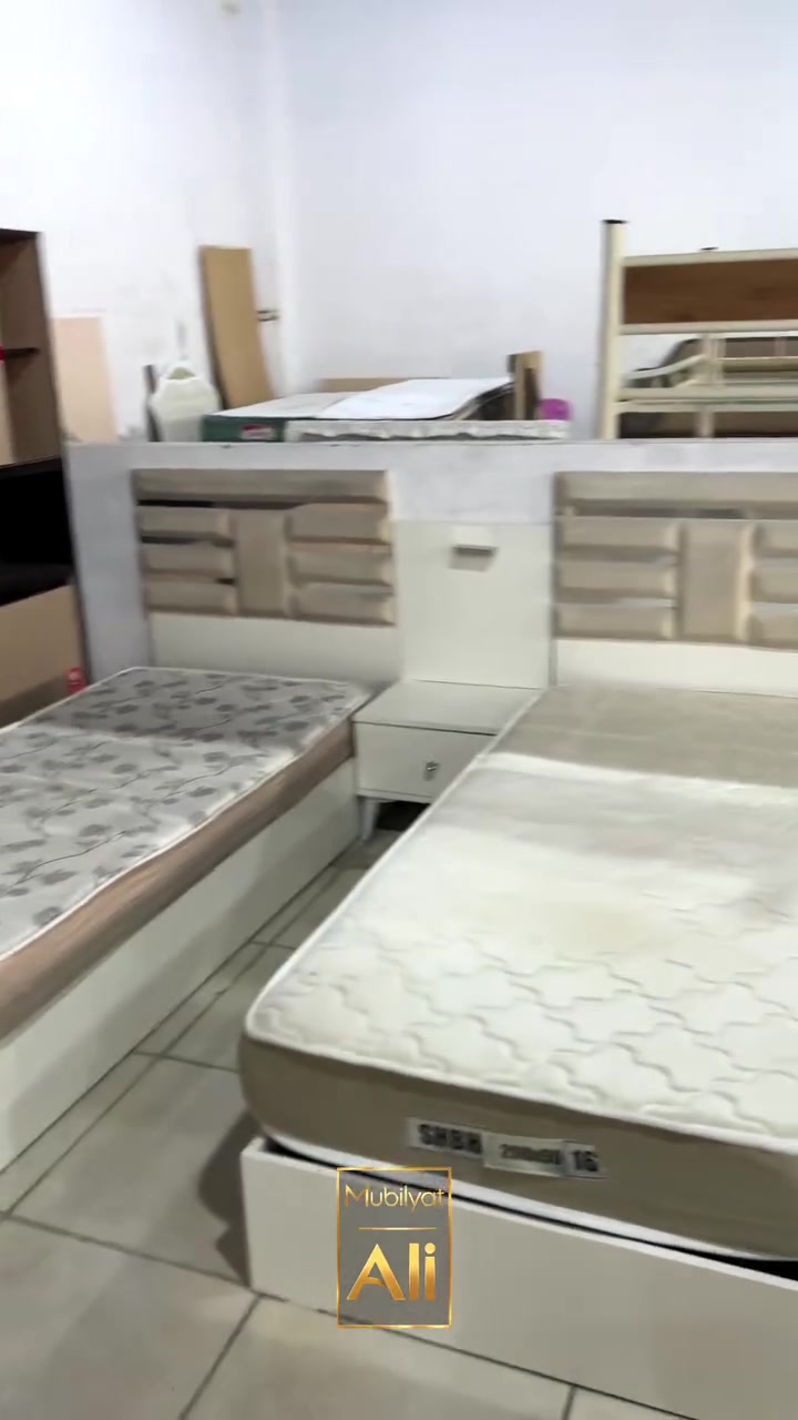 ٣ تخت • ٢ كومدين • نضيف