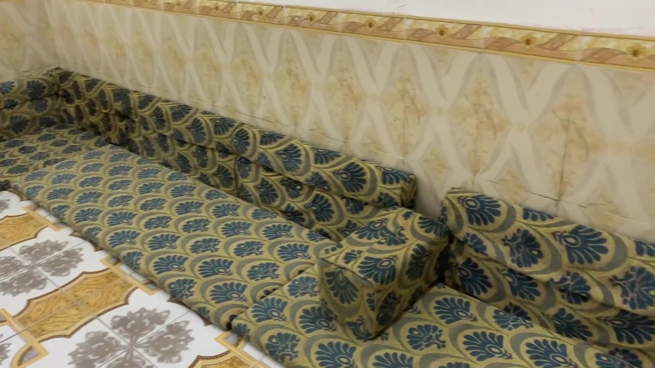 السلام عليكم ديوان للبيع نضيف كدام عينك طول ٧متر والعرض ٣ مكان شطرة سعر ٢٠٠ شراي يتصل ***********
