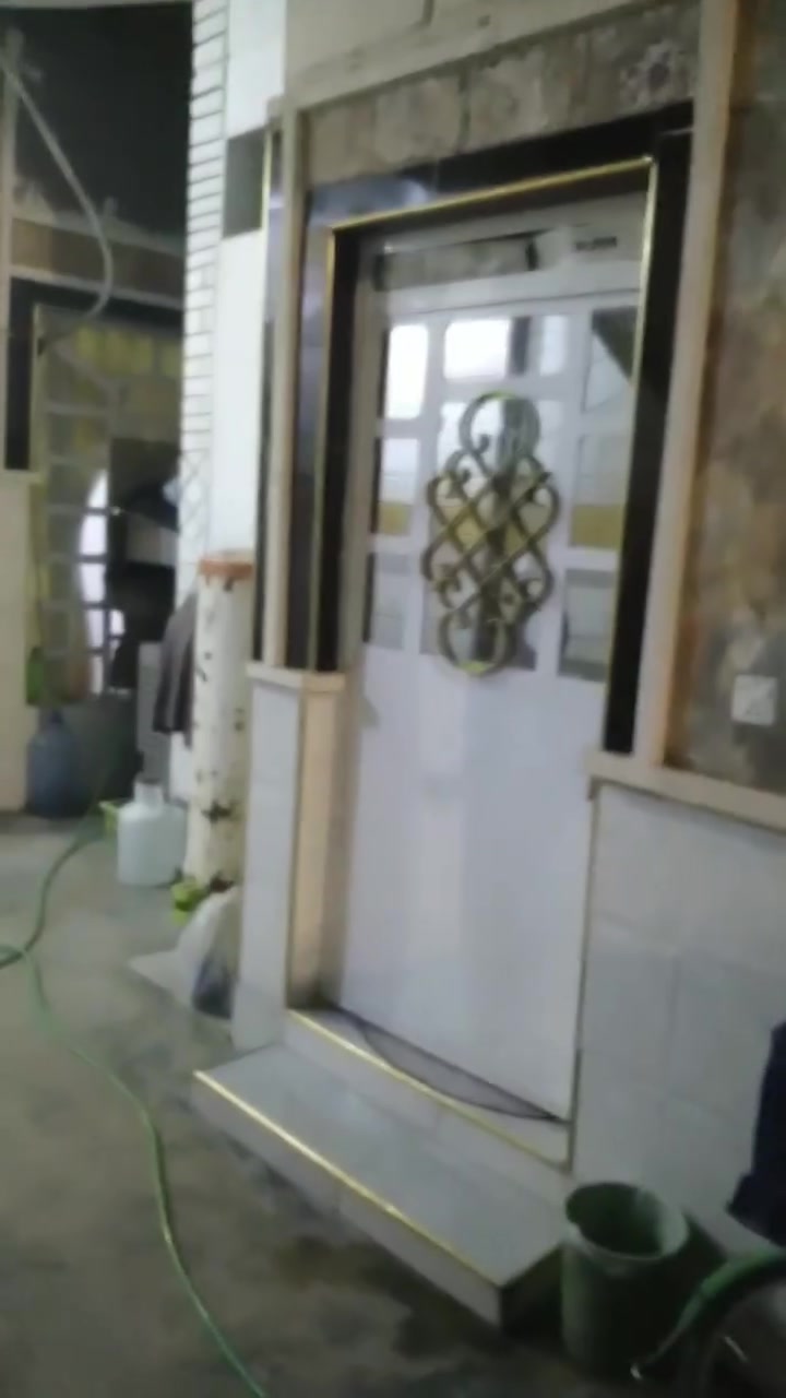 بيت مساحته ١٦٠ م في بهرز نهاية حي الشرطة البيت سقفه جينكو بس واجهة البيت صب كونكريت الخدمات ماء مجاري تبليط سحب مولدة للطلب والأستفسار على هذا الرقم ***********
