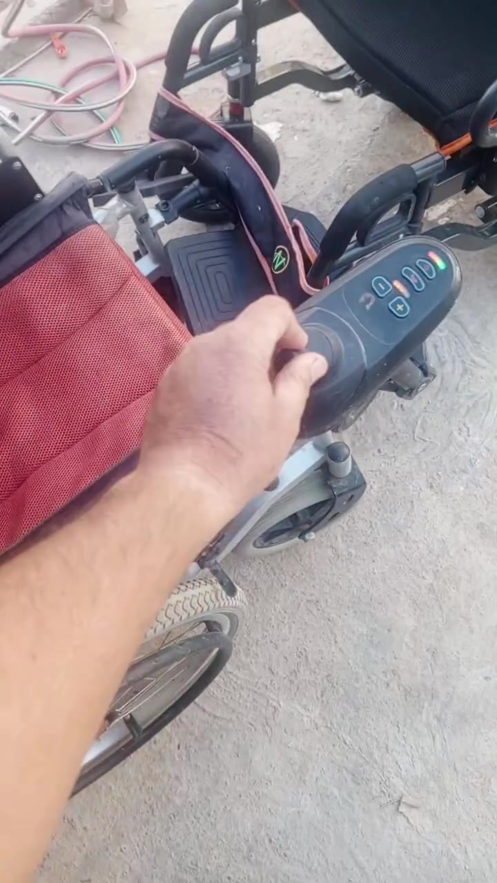 السلام عليكم الكرسي للبيع استعمال خفيف جداً بطارية ليثيوم معاه كل حاجته السعر 300 وبي مجال وكو واحد جديد سعر 500 وبي مجال الثنين شغالات 
الشراي تصل على رقم ***********
