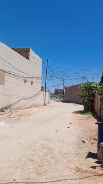 بيت للبيع المساحه ٢٠٠ م طابو زراعي سند ٢٥ اسهم سند منفرد العنوان كربلاء طويريج الهنديه شارع الحولي مقابل حي الظباط الاستفسار *********** مع كافة الخدمات موجوده
حبيبي، البيت كم غرفة وصالة وبيّه طابق واحد لو أكثر؟: 
البيت طابقين الطابق الاوال غرفتين نوم وصاله وستقبال وصحيات داخليه والطابق الثاني يحتوي على صاله وغرفتين نوم مع السويتات 
البيت جاهز للسكن لو يحتاج ترميم أو شغل داخلي/خارجي؟: 
جاهز لسكن فقط لبخ واجهيه ودرج سيراميك
أكو أي ملاحظات على السند أو الطابو الزراعي، مثل رهن/نزاع/تقييد لو كلشي سليم؟: 
الاتوجد اي شي 
السعر شكد بالضبط؟ وهل أكو قابلية للتفاوض لو السعر نهائي؟: 
130وبي مجال لتفاوض