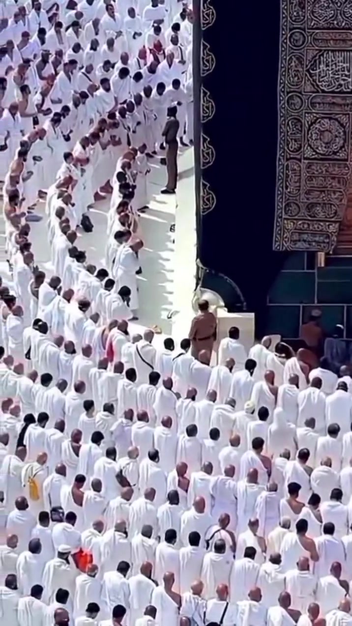 🕋✨ شركة نور الفرقان للحج والعمرة ✨🕋
🤍 برامج العمرة المميزة 🤍
اختر برنامجك وابدأ رحلتك إلى بيت الله الحرام 🕋
━━━━━━━━━━━━━━━━━━
🚌 أولاً | برنامج العمرة الاقتصادي – بري 🇸🇦
🔥 السعر الأساسي: 550,000 دينار فقط
🏨 الإقامة:
🇸🇦 مكة المكرمة: 6 ليالٍي – محبس الجن
🕌 المدينة المنورة: 2 ليالي  – موقع مركزية
🏨 فنادق مريحة
🚌 النقل شامل بالسعر:
🚍 نقل بري من باب الشركة إلى باب الشركة
❄️ باصات حديثة ومكيفة ومريحة
🕌 جميع المزارات في مكة والمدينة
🚍 النقل إلى المزارات
🎁 يشمل أيضاً:
🛂 تسهيل إجراءات التأشيرة والفيزا
👳‍♂️ كادر إداري وديني مرافق طوال الرحلة
🤍 إحرام للمعتمرين
🧕 إحرام نسائي + ربطة نسائية
🧢 كاسكيته + قبعة للحماية من الشمس
🎒 حقيبة كتف
🍽️ إضافة اختيارية للوجبات:
🥘 فطور + غداء + عشاء يومياً
💰 125,000 دينار إضافية
🔥 الإجمالي مع الوجبات: 675,000 دينار
━━━━━━━━━━━━━━━━━━
✈️ ثانياً | برنامج العمرة بالطيران – 10 أيام ✈️
🔥 السعر الأساسي: 1,277,000 دينار فقط
✈️ الطيران ذهاب وعودة:
📍 الذهاب: مطار بغداد الدولي ✈️ مطار المدينة المنورة
📍 العودة: مطار المدينة المنورة ✈️ مطار بغداد الدولي
🏨 الإقامة:
🕋 مكة المكرمة: 7 ليالي
🏨 فنادق كونكورد – محبس الجن
🕌 المدينة المنورة: 3 ليالي
🏨 فنادق مركزية
✨ يشمل البرنامج:
🕌 جميع المزارات في مكة والمدينة المنورة
💱 تصريف للمعتمر
🤍 إحرام للمعتمرين
🧳 حقيبة سفر
🎒 جنطة كتف
🧕 ربطة نسائية
🍽️ إضافة اختيارية للوجبات:
🥘 3 وجبات يومياً في مكة والمدينة
💵 إضافة 100 دولار فقط
━━━━━━━━━━━━━━━━━━
📋 متطلبات حجز المقعد:
💰 دفع مبلغ الحجز
🛂 جواز سفر ساري المفعول
📸 صورة شخصية بخلفية بيضاء
━━━━━━━━━━━━━━━━━━
🏢 شركة نور الفرقان للحج والعمرة
📞 ***********
📞 ***********
🕋🤍 احجز مقعدك الآن ولا تفوّت رحلتك إلى بيت الله الحرام 🤍🕋
