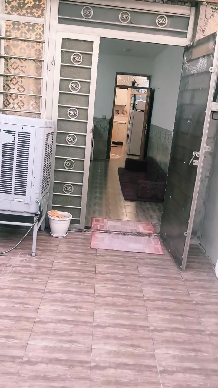 سلام عليكم.  دار للبيع زراعي سند 25 بيت مدخل واحد. مساحه البيت 120 متر يحتوي.  طرمه وستقبال 6متر وهيه صاله هيه مطبخ غرفه نوم وحده.  تره طول. 7 متر. حمام. ولواليت غربي وشرقي    البيت جديد سيراميك. كاشي بياض.  كهرباء نضام سبالت.   بيت كامل.  صطح كامل. بيت عكاده.  مثل مموضح بلفديو. عنوان جسر ديالى القديم بستان شارع الحدادين مقابل عماره دفاعي. ثالث فرع ع يسره بيت داخل فرع رابع بيت اول دخول فرع قريب ع شارع العام ومدخل ثاني من شارع 60 بيت ضهره ع طاقه.  سعر البيت 53.  ///////***********///////
