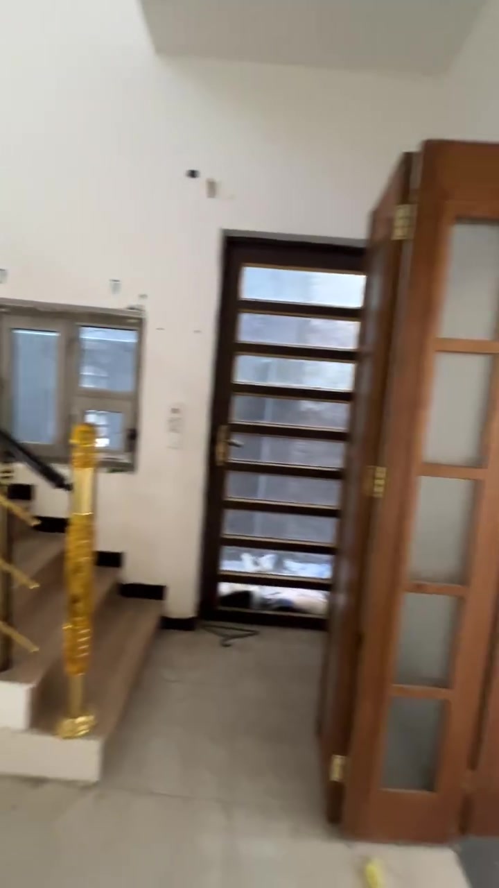 بيت للبيع مساحة 200طابو صرف 
البناء طابوك يحتوي غرفتين 
صاله استقبال مطبخ صحيات البناء حديث 
سعر 150بي مجال بسيط  يرهم قسط مقدمه 100 بشهر مليون 
مكانه حي العسكري شارع خيري العبد الله 
***********الاستفسار

