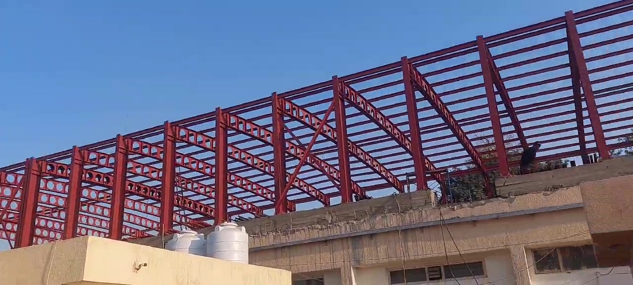 سلام عليكم  احنه كادر متكون من ثنين خلف ستيل ستركجر تفصال جملاونات بنايات  وثنين لحامين 18\70 اذا اكو مبيت انبات  احنه كاعدر تفصال يعني اسلمنه ورشه احنه انشغله
تگدرون توضحون شنو الخدمات اللي تقدمونها بالضبط؟ تفصيل وتنفيذ جملاونات فقط لو هم تصميم، قص، لحام، نصب وتغطية شينكو؟: 
احنه مفصلين جملاونات و بنايات  احنه ثنين خلف ويانه ثنين لحامين 
وين موقعكم أو شنو المحافظات اللي تشتغلون بيها؟ وهل تستقبلون طلبات بكل العراق لو مناطق محددة؟: 
نشتغل بجميع محافضات العراق 
إذا الزبون عنده مخطط جاهز، تكدرون تنفذوه مباشرة؟ وكم تقريباً مدة الإنجاز وشلون يكون التسعير: بالمتر لو حسب المشروع؟: 
اكيد انفذه بكل سهوله 