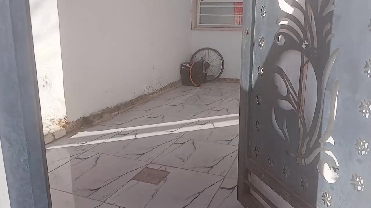 متاح بيت 135 متر كامل بس نقص سقف ثانوي فقط للاسفسار اتصل على هذا الرقم ***********
