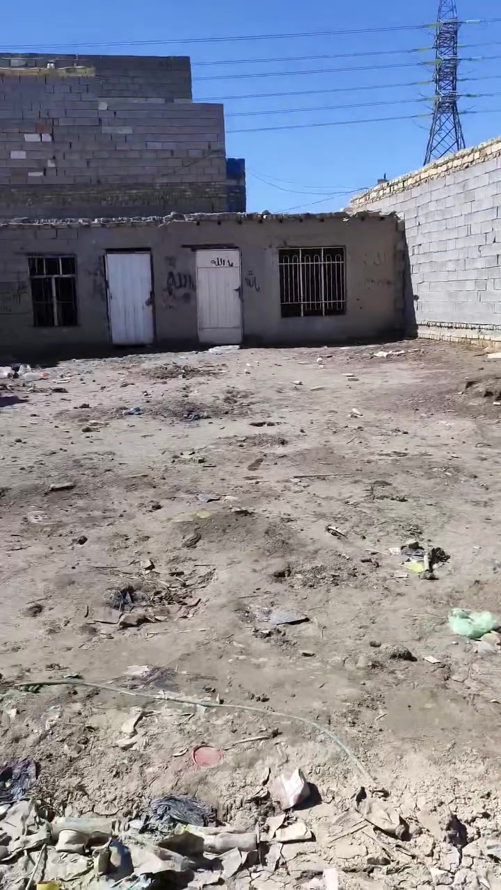 للبيع 
قطعة أرض زراعي 200 متر مربع تحتوي على غرفتين بناء قديم  طريق ابو الماش تبعد عن الشارع الرئيسي 50 متر تقريبا قبل الجملون للاتصال هذه رقمي ***********
 فيه وات ساب ايضا

