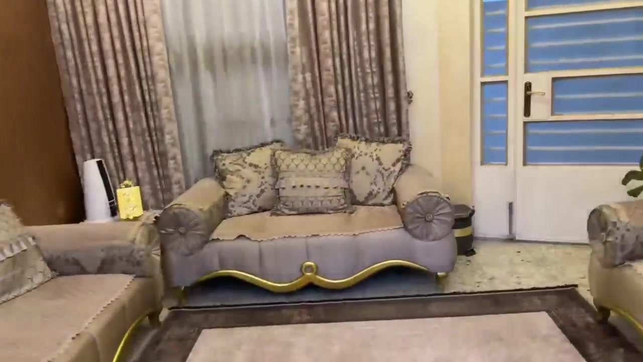 بيت للبيع
المساحة ١٢٠ متر بناء حديث مسلح
سنة البناء ٢٠١٨
طابقين وبيتونه ٧ امتار
العنوان الحرية دور نواب الضباط 
قرب مدرسة العلياء
***********
