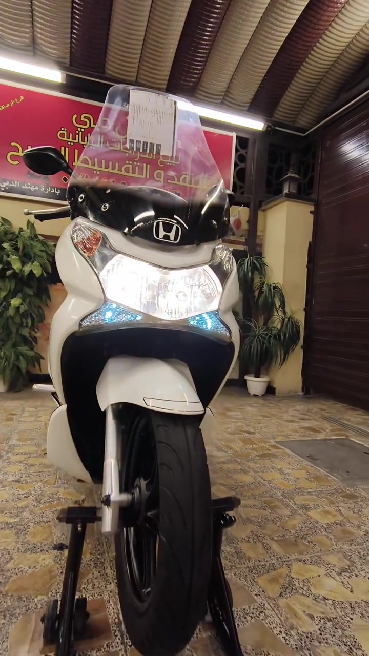 PCX • الجيل الأول • ياباني