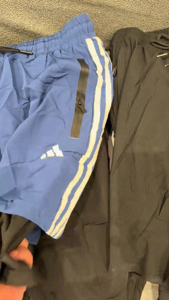 مجمع 3W للالبسه الرياضيه سعر القطعه 10,000 متوفر كل الماركات  وكل القياسات  العنوان بغداد القادسيه مدخل ساحة قحطان ثاني استداره ع يمين  للاستفسار : *********** تنورونه وكل الهلا بيكم 
