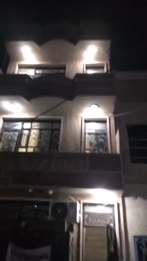 مشتمل طابق اول معزول طابقين غرفتين وصاله 
كرادة داخل قرب مقهى رضا علوان 
للاستفسار ***********
