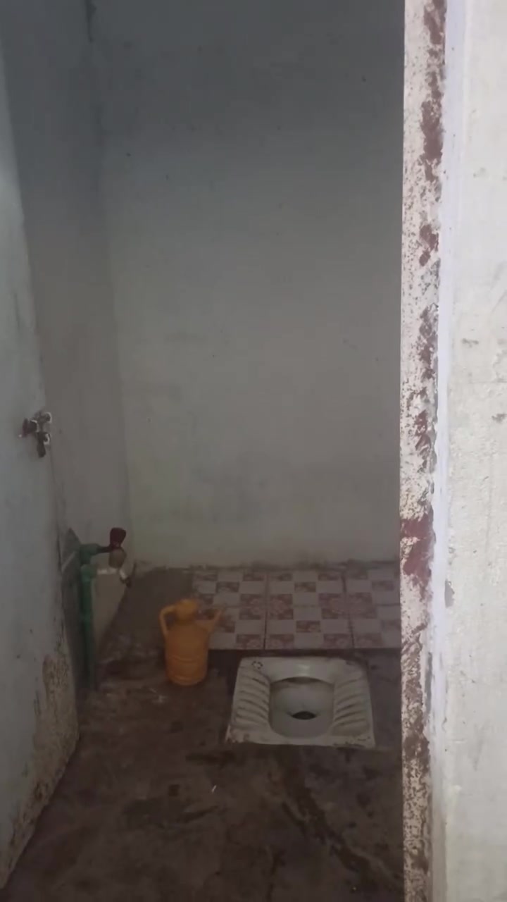 السلام عليكم عندي بيت تجاوز بل امن الداخلي شارع حسينية اصحاب الكساء البيع البيت بي غرفتين وهول ومطبخ خارومطبخ بارد وبي دوانيه وتواليت وحمام ارضيه سراميك سكفه سندويج بيت حلو ومرتب بيت قفله مت اخير 15مليون دون مجامله شراي يدلل هذارقمي ويتصل ***********

