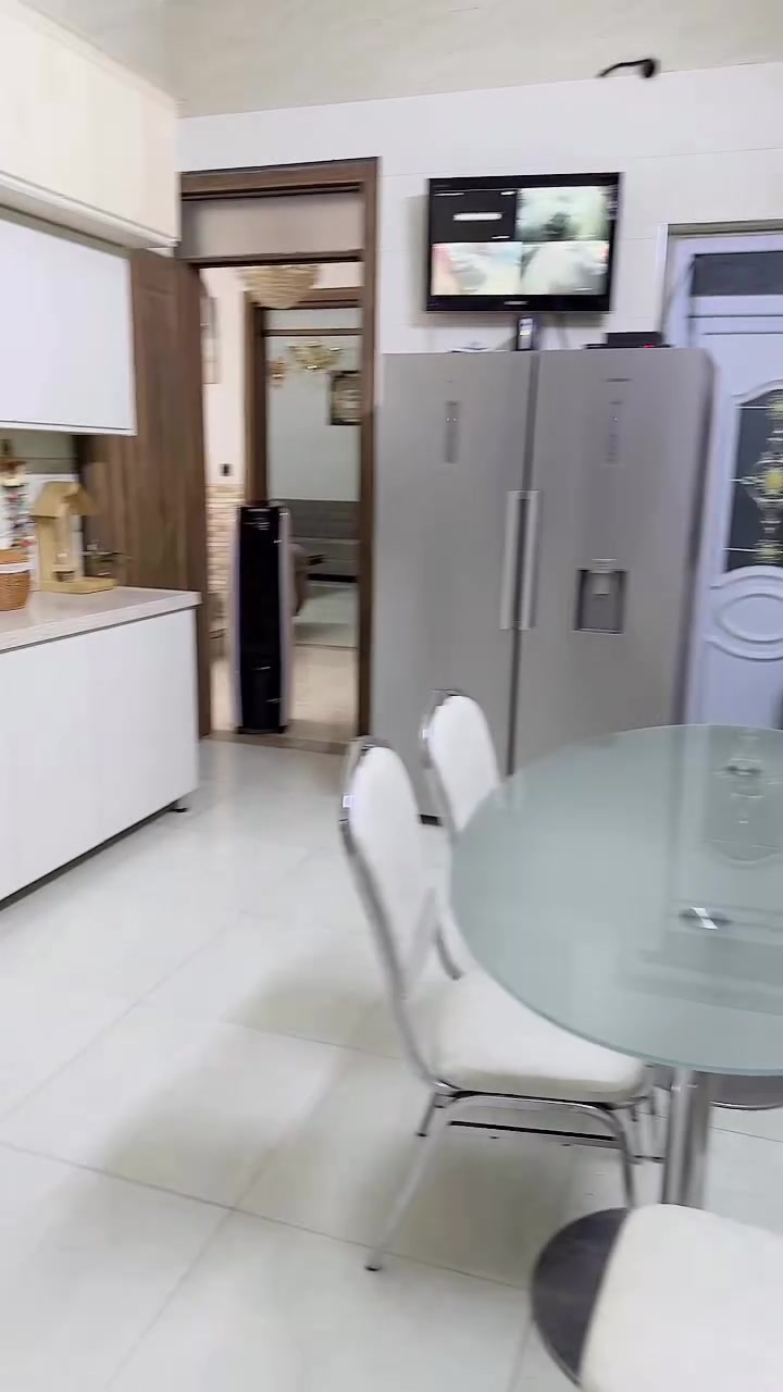 بيت للبيع بمساحة ١٥٠ متر واجهة ٨ ونزال ١٩  في مجمع الجبوري
٤غرف نوم 
٣ حمام
استقبال 
وحولي 
وكراج +حديقه 
ومخزن بالطابق الثالث 
ومطبخ بارد +مطبخ حار 
منور 
لوندري (مكان للغسالات وغسل الملابس والكوي ) 
لتفاصيل اكثر التواصل على الرقم ***********
