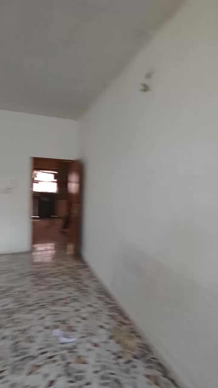 غرفتين وحمام وتواليت وصالة ( من ضمنها المطبخ)
و سطحين+ البيت بحالة جيدة ونظيف ماكو شيء مكسور ونقط الكهرباء كلهن موجودة 
المكان: بداية السريدات الجديدة مدخل علوة السمج بداية شارع منصور الركابي المربع الأول / مساحة الطابق الأول 200 متر بس مساحة الطابق الثاني  150 متر / المي 24 ساعة متوفرة والكهرباء مال مربع الأول معروفة شلون زينة / الطابق الأول بي فقط 4 نفرات و الحمد الله هدوء 24 ساعة

 الايجار 300 ألف 

للتواصل: 
***********
