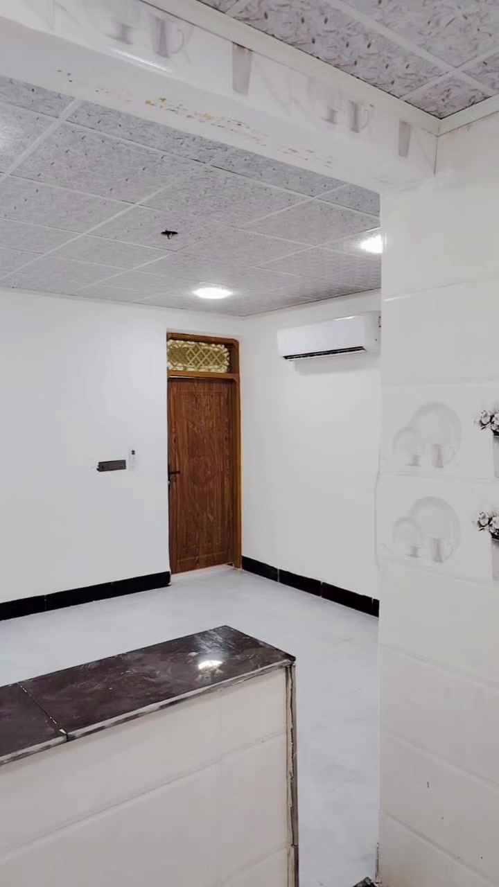 🏠 اعلان : بيت كامل مكمل مع الأثاث - جاهز للسكن فوراً
  
الموقع: الكوفة - شارع معمل السمنت

تفاصيل العقار:
 •  المساحة: 75 متر²
 •  السند: زراعي مشمول بالتطويب
 •  الموقع: ثاني بيت عن شارع معمل السمنت العام، خلف التجاري. قريب جداً من أسواق زيتونة والمستوصف ∼200م

مواصفات البناء:
 •  بناء جديد، تچعيب طابوق، بلوك خان النصف
 •  أرضيات سيراميك + بورسلين، سقف ثانوي وديكورات إضاءة حديثة
 •  التقسيم: غرف نوم واسعة، صالة كبيرة، مطبخ كبير، صحيات خارجية بالطرمة + صحيات خلفية

مفروش بالكامل وتستلم جاهز:
منظومة كهرباء كاملة، ثلاجة كريازي، 3 طباخات جديدة، سبالت، مبردات، شاشة، غسالة، تانكي ماء، گيزر، بوفية، كاونتر، فرش كامل وبطانيات ومواعين.

المحيط: منطقة هادئة وراقية، أرض السيد علي السعبري - شارع المعمل. الجيران موظفين ومعلمات ومدير مدرسة.

السعر: 28,000,000 دينار عراقي بيه مجال بسيط بيع مال مستعجل   
للاستفسار والاتصال: [ ***********]

#بيت_للبيع #الكوفة #سكن_فوري
