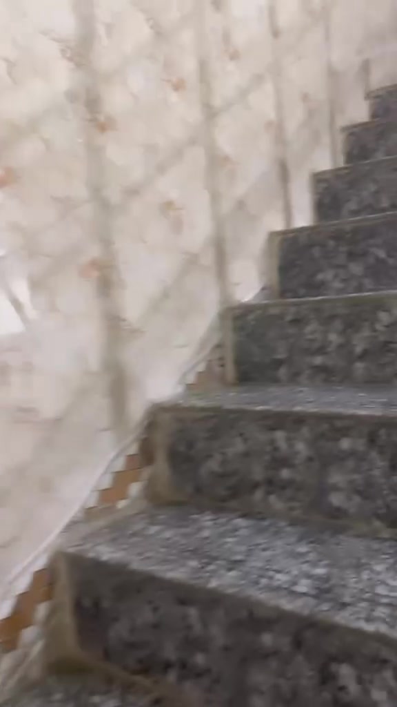حي العسكري مدارس خلف تجاري مساحته ١٠٥ متر بناء ٢٠٢٢ طابقين الطابق الاول طارمه وتواليت ومخزن غساله خارجي واستقبال وصاله مفتوحه ع طابق الثاني ومطبخ وغرفه وتواليت وحمام وطابق الثاني غرفتين نضام سويت ومخزن يصلح غرفه الاستفسار أكثر ***********

