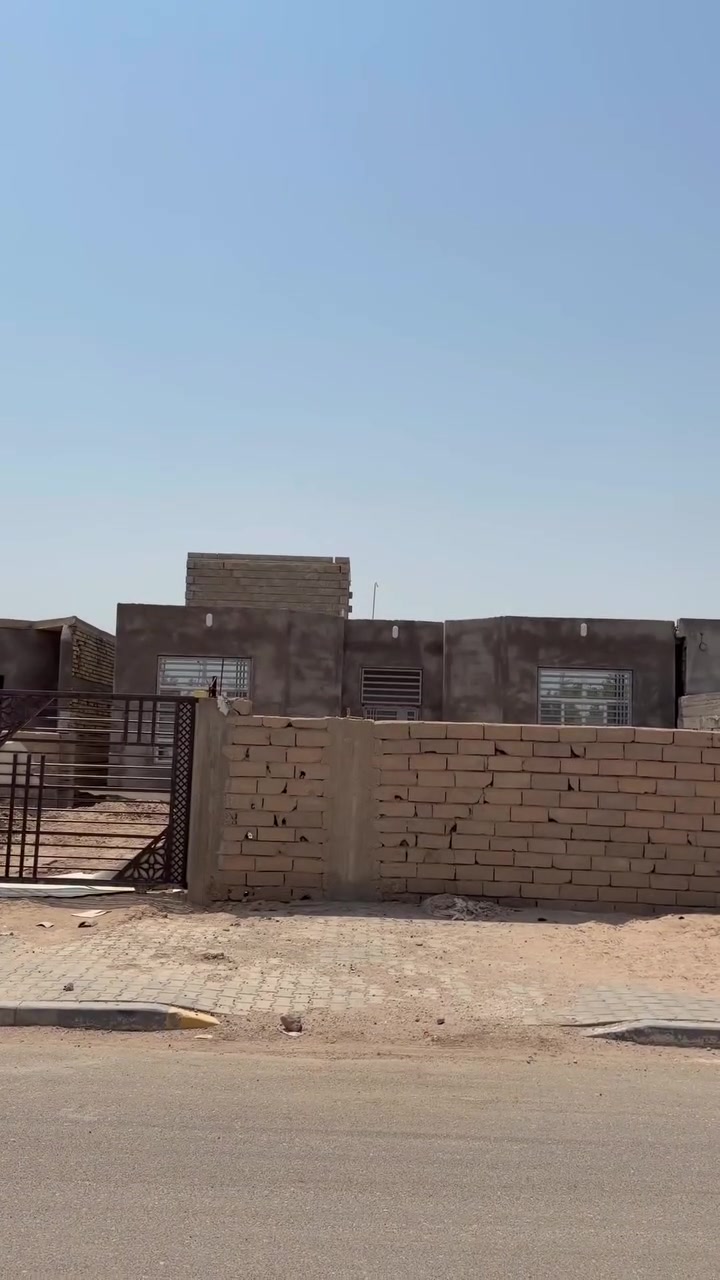السلام عليكم
بيت للبيع فقط 
مساحة 300 مكون من 3 غرف مطبخ صحيات ديوانية 
العنوان النشوة قرب الملعب وزراعة النشوة 
***********

