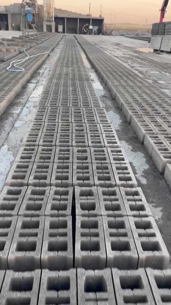 ***********

نص مكتوب في الصور:
- زميج
- سكلة عبد العزيز
- يتوفر لدينا كافة مواد البناء
- وبأسعار مناسبة جداً
- العنوان : خانقين
- خلف كراج بغداد
- هاتف ***********
