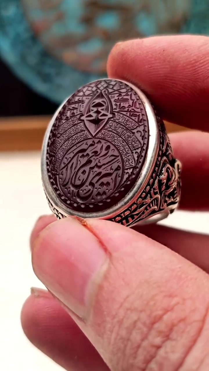 🍒 عقيق يماني كرزي لون الكرز 🍒
💎 حجر بيضوي فاخر
✍️ خط مهدي شجاعي
💍 صياغة عارف البحرين
📏 قياس الخاتم: 22
📐 قياس الحجر: 26
قطعة راقية بتفاصيل مميزة، من لون الكرز الساحر إلى جمال الخط والصياغة ❤️‍🔥
#عقيق_يماني #عقيق_كرزي #خواتم_عقيق #حسين_الصائغ
