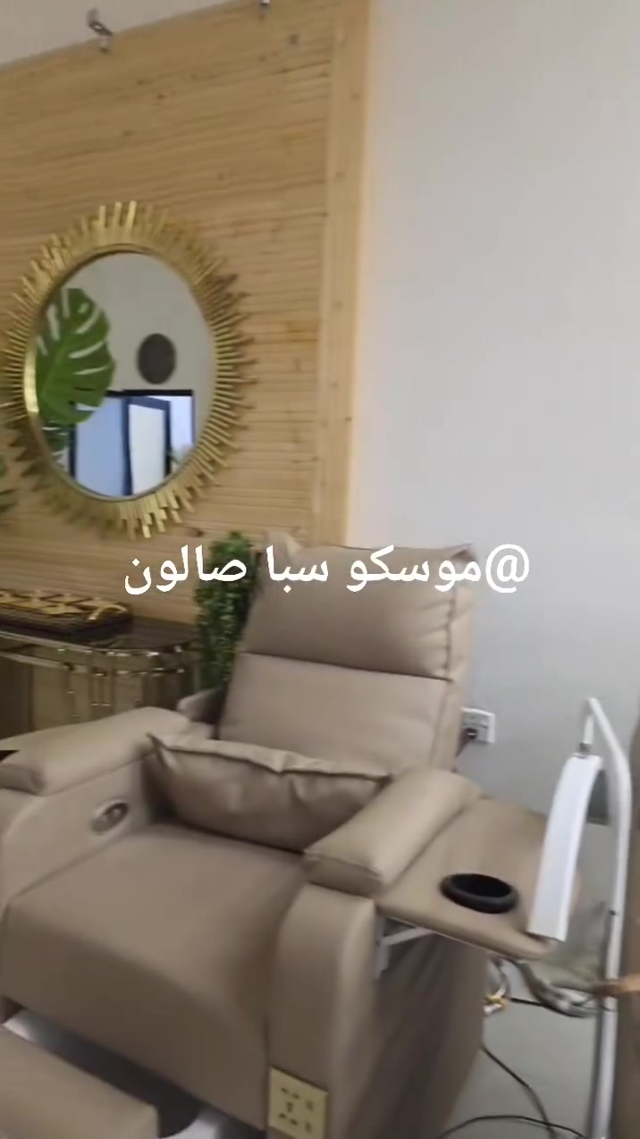 للفائده
مجمع الطبيب الجراح محمد الباقر 

اليوم اريد انقللكم تجربتي يم
الدكتورة حنين الصراف 
موسكو سبا صالون 
اول شي أبدأ الدكتور حنين الصراف وشغلها يجنن وايدها تنلف بحرير واسلوبها الراقي وموادها الاصليه من افضل وارقى الماركات وماحجيلكم عن عيادتها تجنن والنظافة والدزاين كل شي بيرفكت حرفيا

 @@موسكو سبا صالون اليجنن طبعا اني عندي اهم شي النظافه
مااحجيلكم عن الترتيب وجمال المكان والاسلوب الراقي لكل الموظفات من أصغر وحده لأكبر وحده 
كل شي احجي عنهم قليل بحقهم ربِ يبارك بيهم ويرزقهم أضعاف مضاعفة  يعني حرفيا كل شي سويت حقن وهايدروفيشيل ومعالج وشسوار لشعري وشيره  ومساج وحمام مغربي وبدكير ومنكير والحلو بي كل شي متواجد بمكان واحد ما يحتاج ترحين لغير مكان 
وهسه اتركم ويا جمال المركز

نص مكتوب في الصور:
- @موسکو سبا سالن
- @موسكو سبا صالون