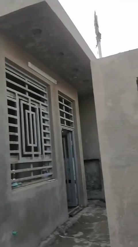 بيت مساحة 250 متر
واجهة 10 نزال 25
داخل مجمع طيبة السكني  قرب الجسر الفرنسي
منطقة خدمات كاملة ما عدا التبليط ان شاء الله قريبا
البيت مبني 125
قطعة بصف البيت 125 كراج وحديقة كبيرة
تفاصيل البيت محزم متر وعشرين كل البيت
الارضية مرمر والكراج كاشي ما مطبك لحد الان
وبياض نقص لكن مشمع البيت كله
الواجهة وداخل الحديقة والكراج ملبوخ
للاستفسار ***********
السعر 95 وبي مجال بسيط
