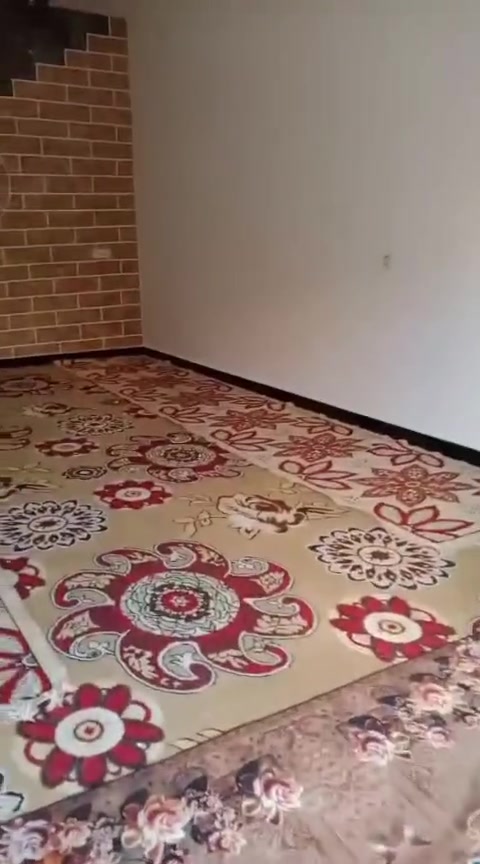 سلام عليكم من رخصت ابو الكروب بيت اللبيع طابو زراعي سند ٢٥ مساحة ٢٠٠م بناء درجة أولى يتكون من غرفتين نوم وصالة واستقبال ومطبخ وصحيات داخلية وخارجية يبعد عن شارع العام ١٠٠م العنوان طريق السنية الاتصال على الرقم ***********
