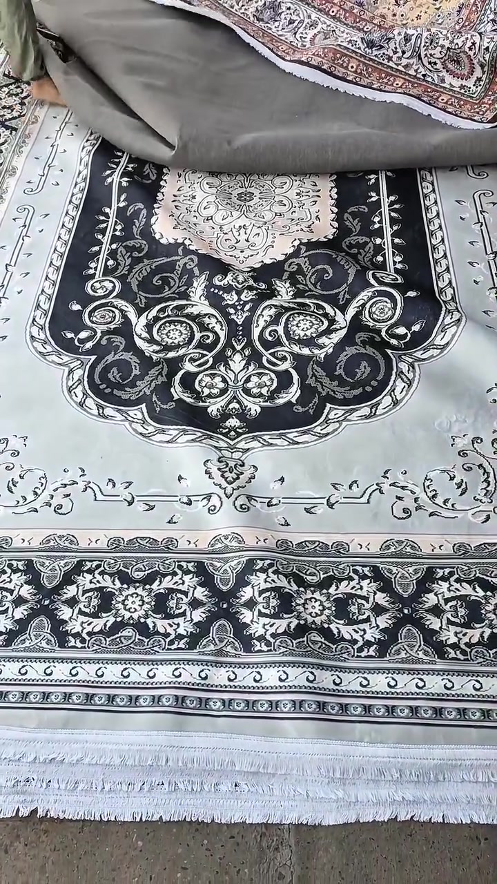 محفور اكلوادي • فرو حريري • ٤×٣