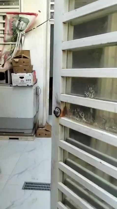 سلام عليكم بيت خلفي للبيع اسكان الصناعي  الحولي ١٠٠ متر بناء حديث مؤجر حاليا خدمات ماء وكهرباء ومجاري وتبليط السعر ٦٨ وبيه مجال للاستفسار الاتصال برقم  *********** بيه وات ساب
