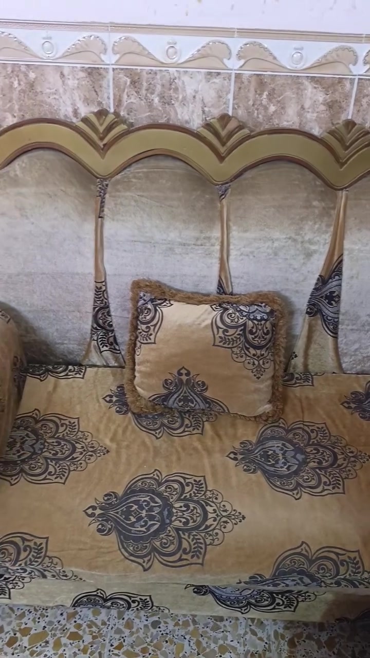 تخم ديوان للبيع
٢٨ مقعد + كوشات كبار و صغار
مكانه حي العسكري
السعر ٦٠٠٠ ألف وبي شويه مجال 
و هم عدهم طباخ كريازي جديد
و عدهم زوالي ثنين نفس اللون 
قياس ٣×٤
كاشان إيراني الأصلي 
هذا رقمهم ***********
