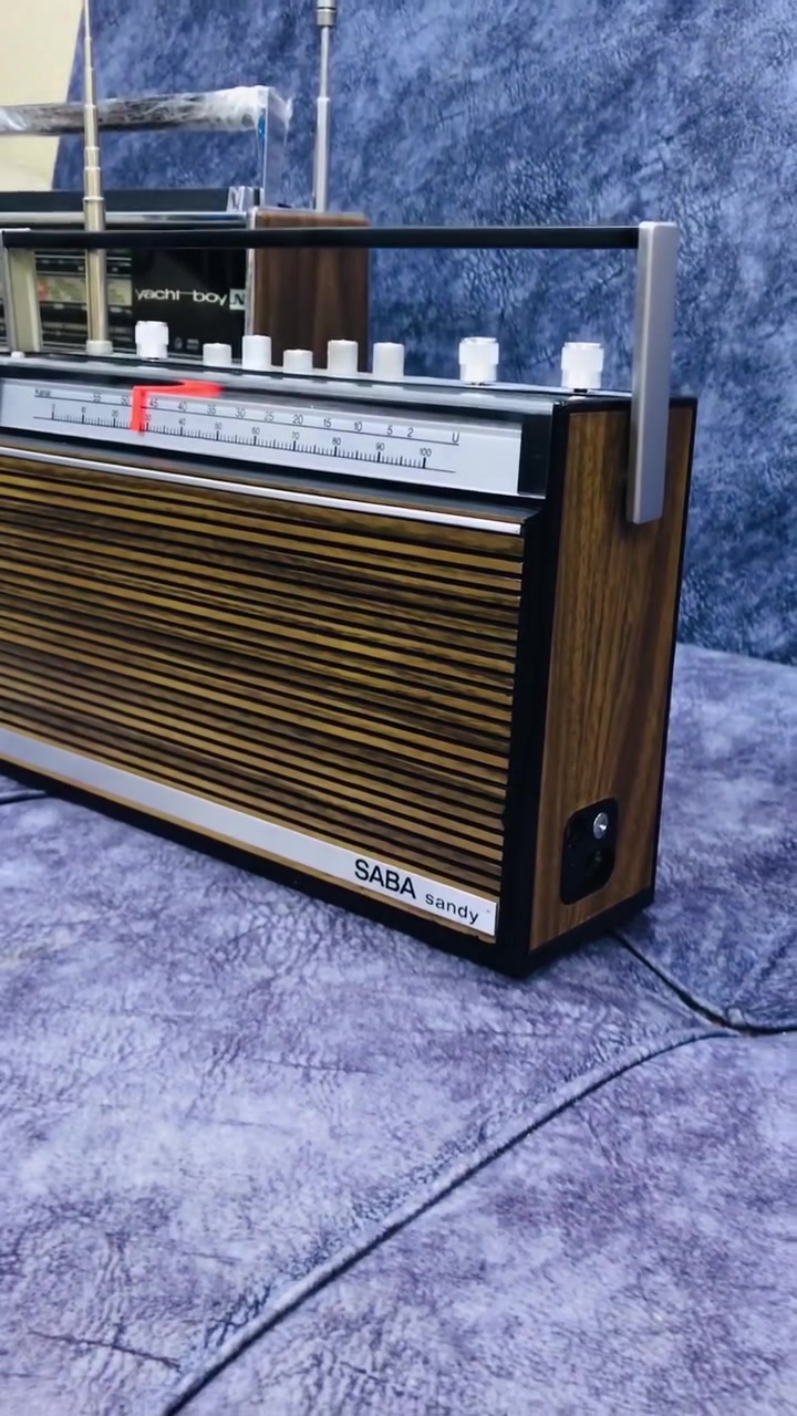 للبيع 📻
تحفة من SABA 
جهاز راديو من شركة سابا 
صناعة الجهاز المانيا 1969 🇩🇪
نظافة الجهاز جديد 100 % 
نظام الراديو FM / MW / LW / KW 🎼
كهرباء 220 V + بطاريات وسط عدد 5 
سحب جداً جداً راقي وصوت نقي 
للاستفسار مراسلة الصفحة 
وات ساب *********** اتصال ☎️
