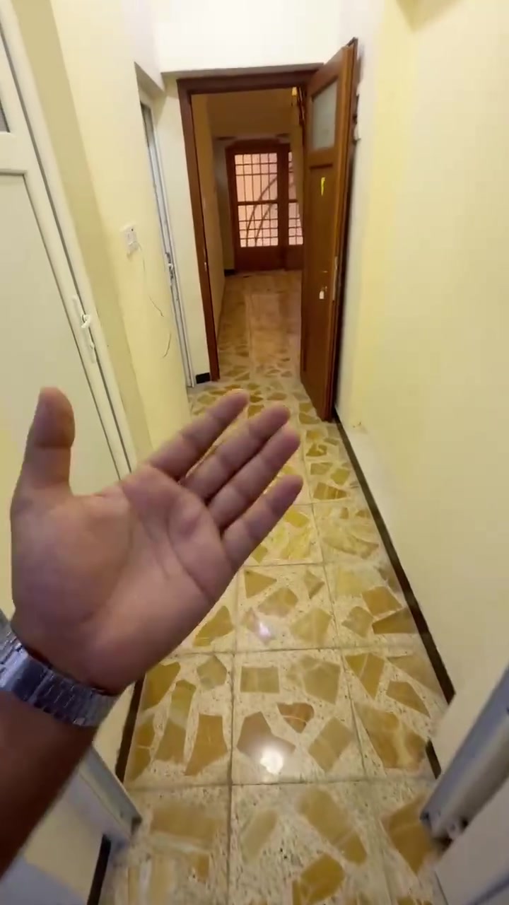 سلام عليكم متوفر لدينا شقق سكنية خلف مقام الحجة (ع) تبعد عن شارع السدرة 4 دقايق متجهزة ب جميع وسائل الراحة متواجدين طيلة ايام السنة سعر الشقة الواحدة 50 الف  للحجز المراسلة على هاذة الرقم واتساب ***********

