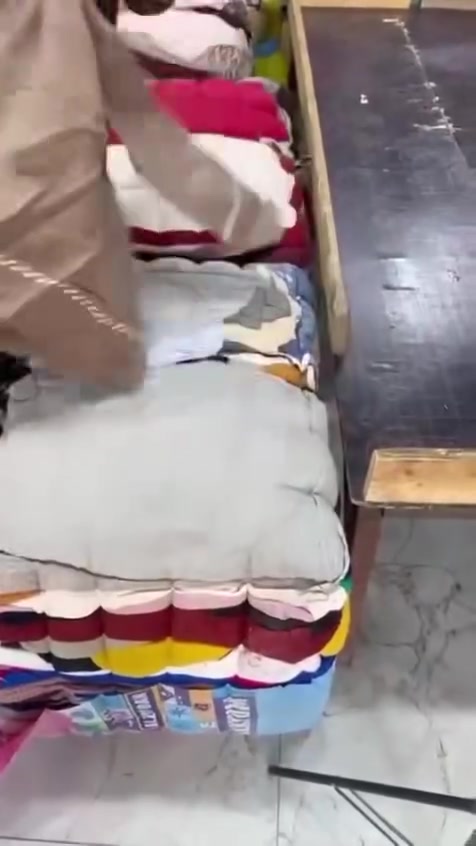العنوان بابل الإسكندرية شارع المعمل مجاور مصرف الرافدين اسم محل احمد باله *********** لا يوجد فرع ثاني فقط محل واحد بل الإسكندرية وقت دوام من ساعه 3 عصر الي 12 بليل لا يوجد حجز للملابس لا يوجد خدمه توصيل يوجد عدنا كسر بالات يوميا٧
