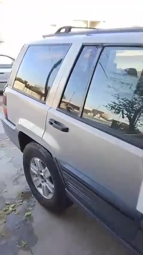 السلام عليكم جيب شيروكي موديل 1994
محرك 6 سلندر بلادي والكير بلادي 
تخم تايرات جديده حداديتها زينه 
رقمها الانبار 
مكانها نجف سعرها 35$ وبي مجال ترهم مراوس 
***********
السيارة ترهم مراوس

نص مكتوب في الصور:
- Meta AI