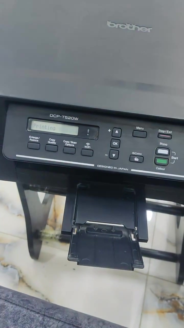 السلام عليكم طابعة برذر t520w طابعة نضيفة نسبة نضافة 90 بالمية  وهاي صورها والتسيت كدامكم  سعرها 150 وبيه مجال بسيط  مكاني كربلاء وماعندي توصيل الي يريدها يدز شركة توصيل هو يجي ياخذها بكيفه 
وهذا رقمي ***********
